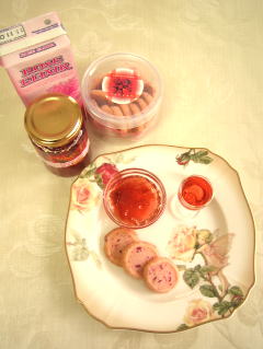 バラのクッキー、ジャム、ジュース